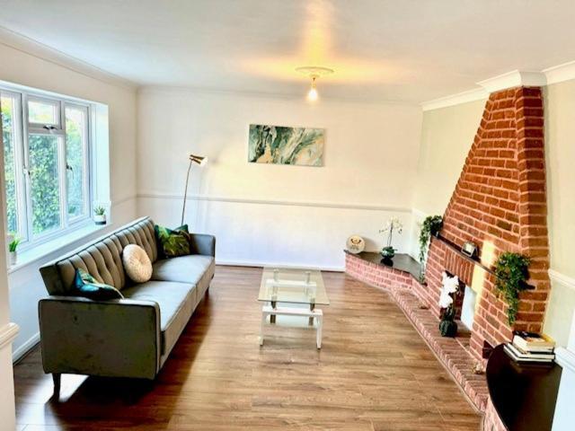 Entire 3 Bed In Sleeps Up To 6 *