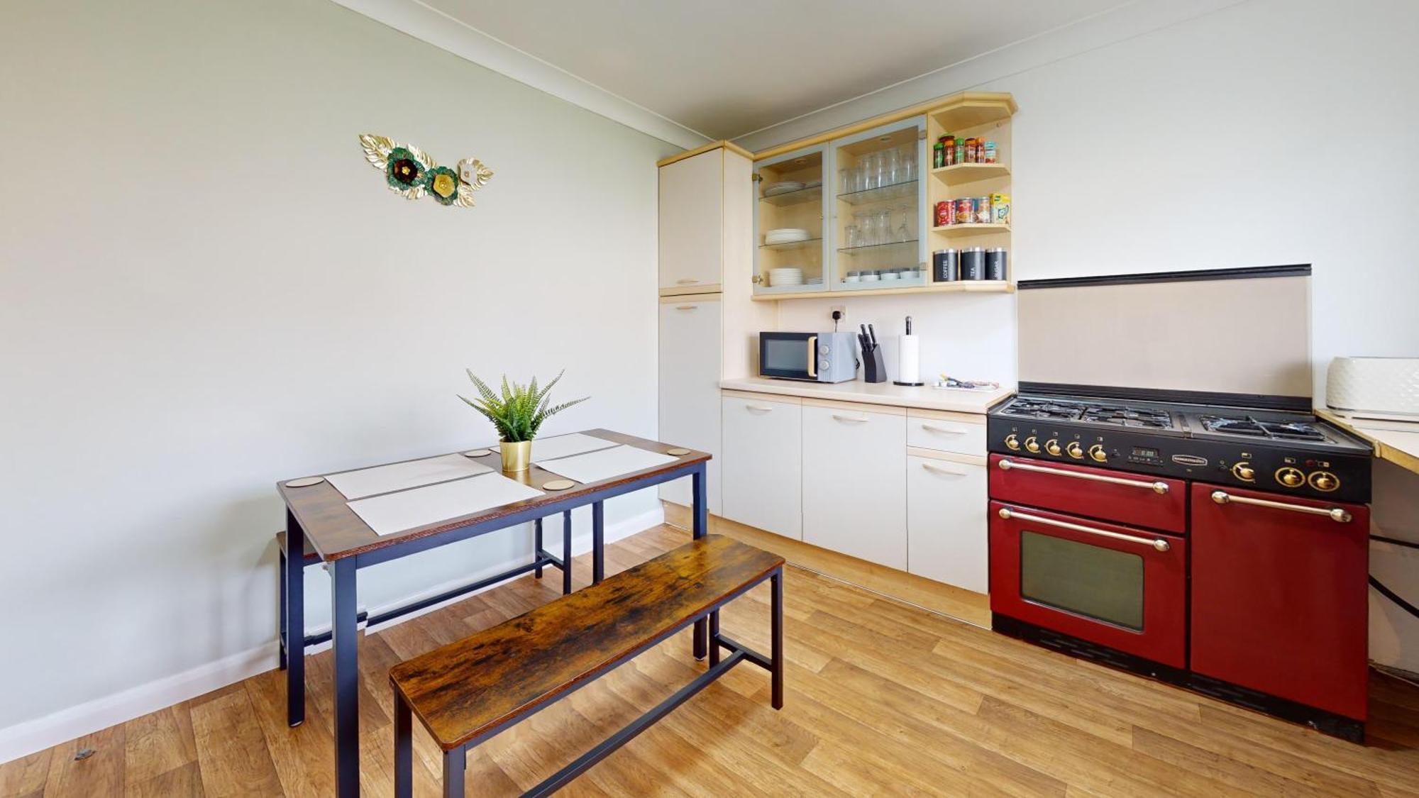 Entire 3 Bed In Sleeps Up To 6