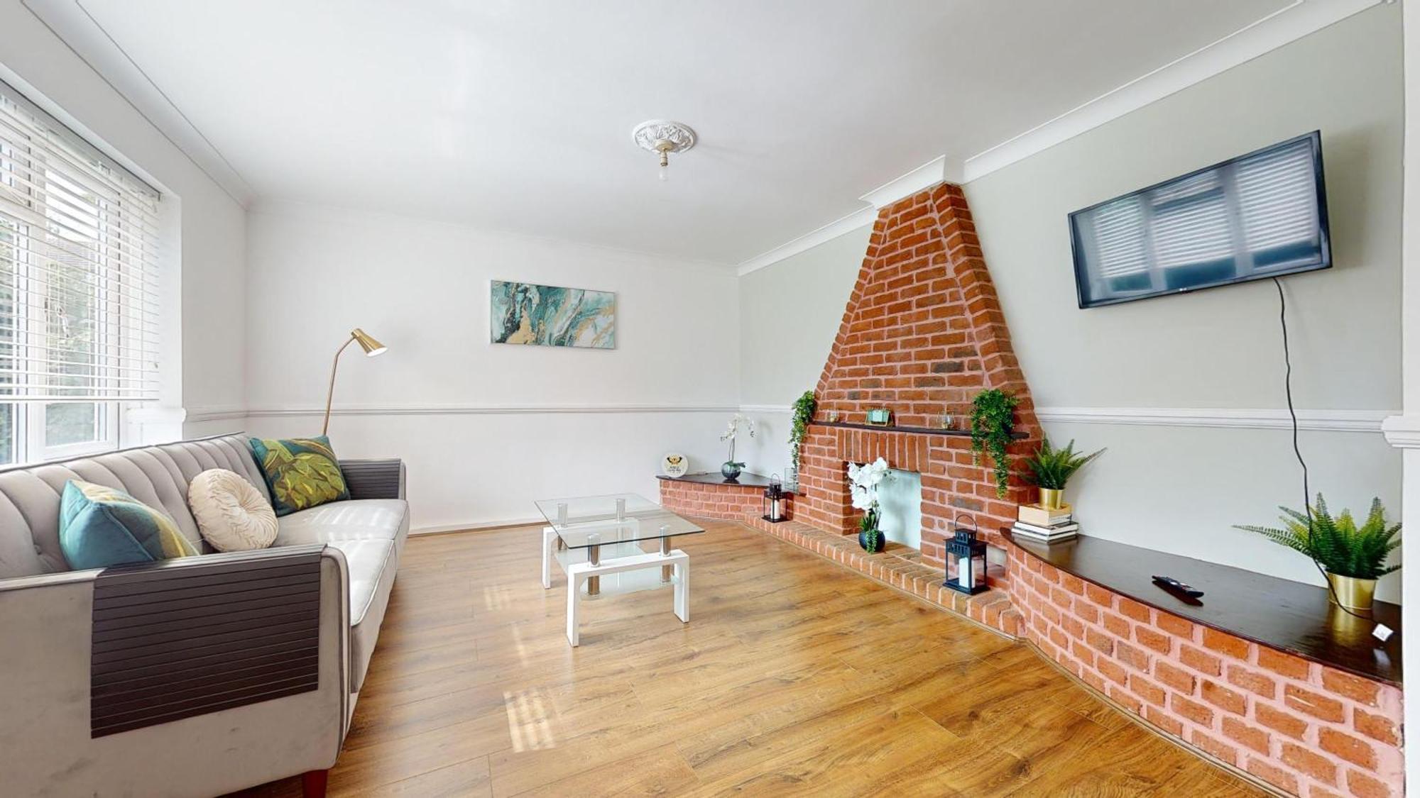 Entire 3 Bed In Sleeps Up To 6 Holiday home *