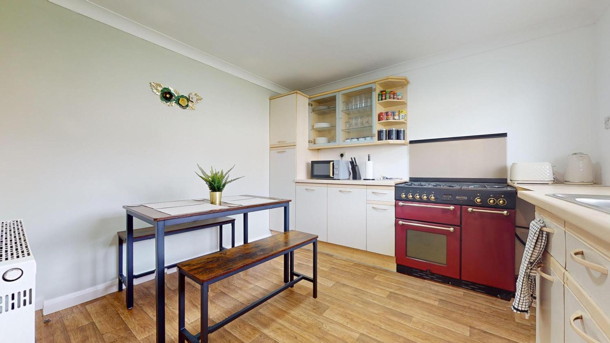 Entire 3 Bed In Sleeps Up To 6 Basildon