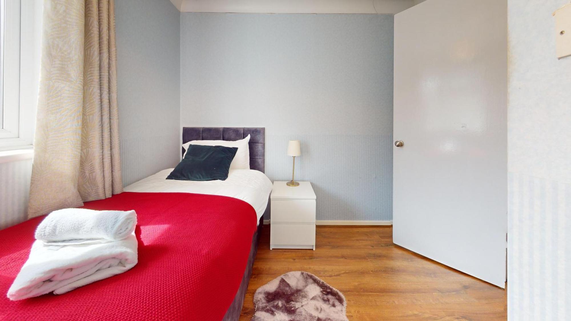 Entire 3 Bed In Sleeps Up To 6 Holiday home