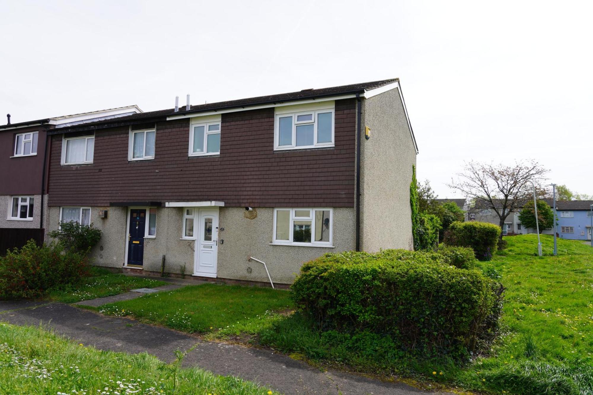 Entire 3 Bed In Sleeps Up To 6 *