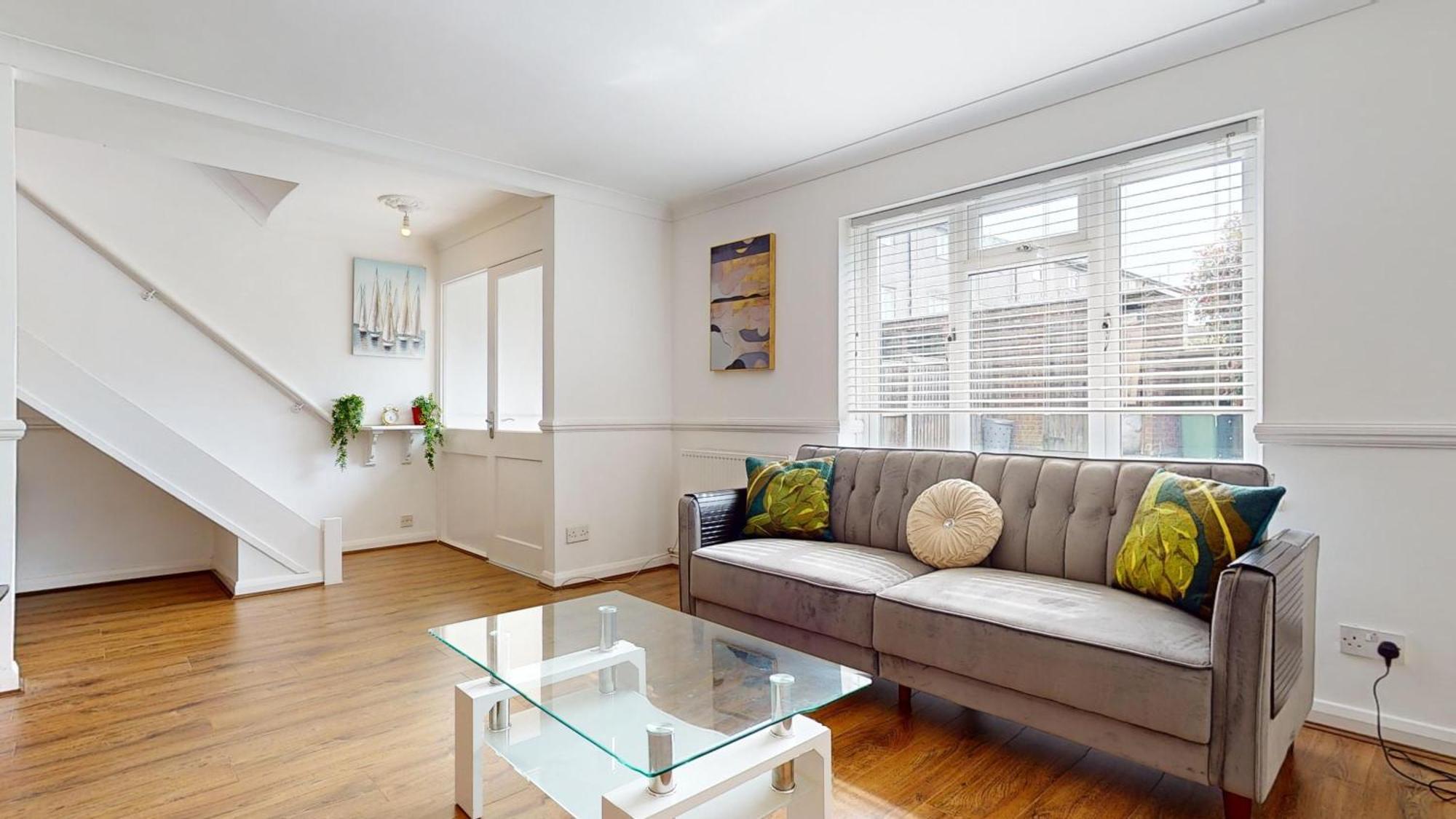 Entire 3 Bed In Sleeps Up To 6 * Basildon