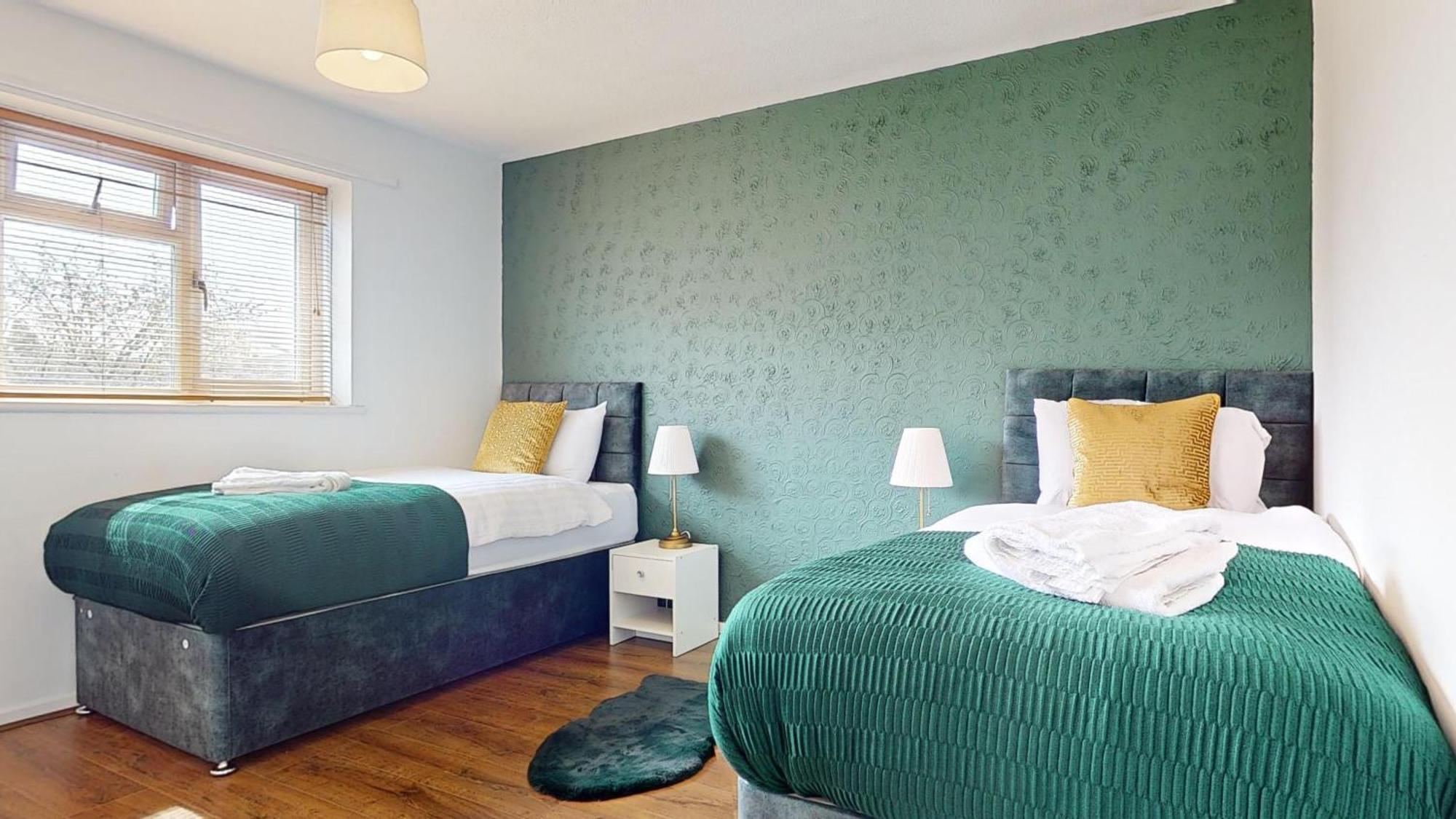 Entire 3 Bed In Sleeps Up To 6 *