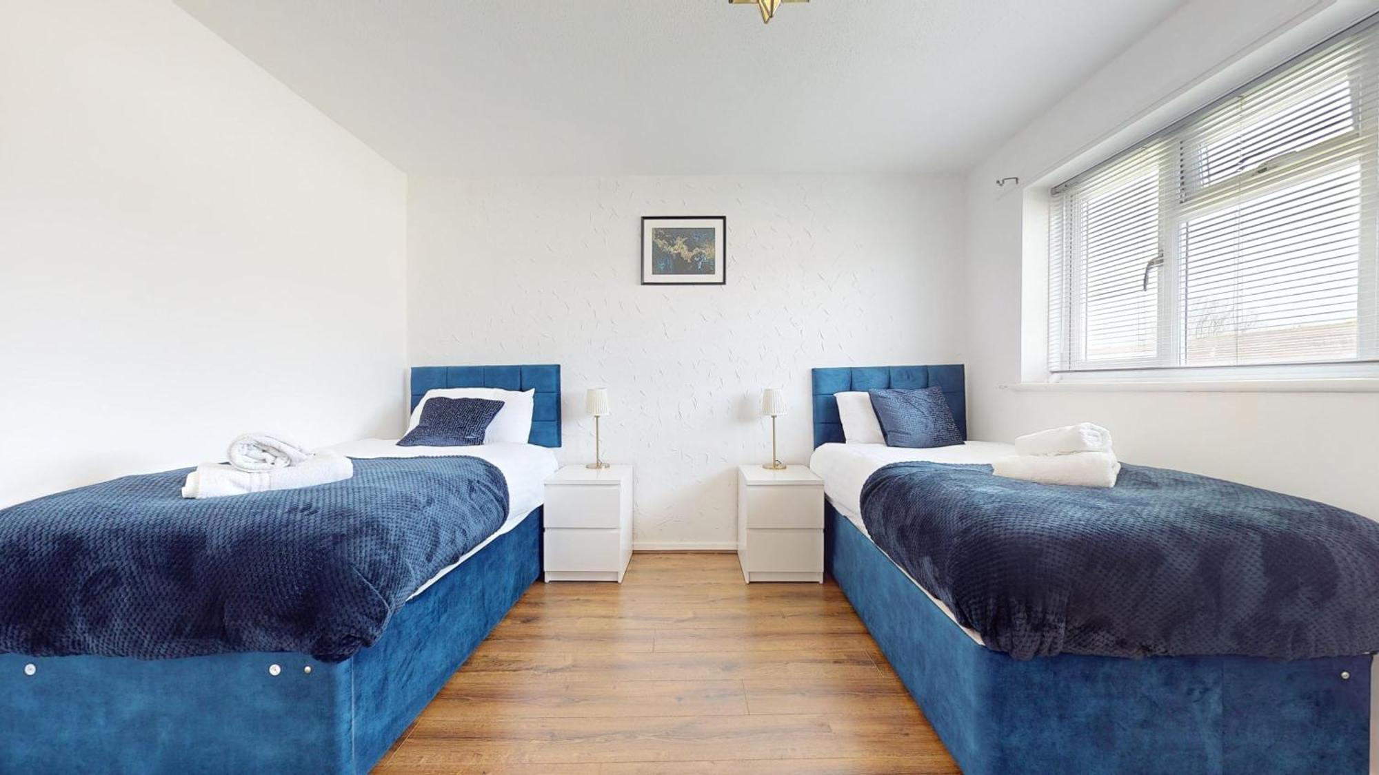 Entire 3 Bed In Sleeps Up To 6