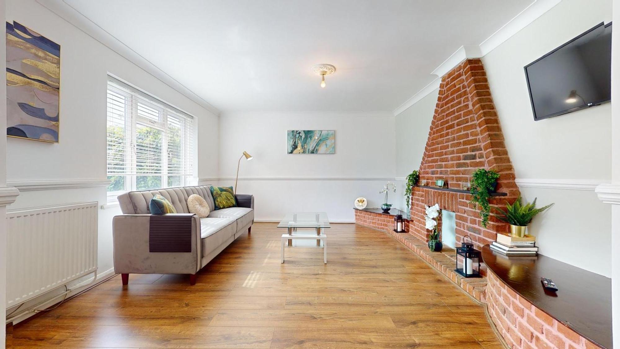 Entire 3 Bed In Sleeps Up To 6 Basildon